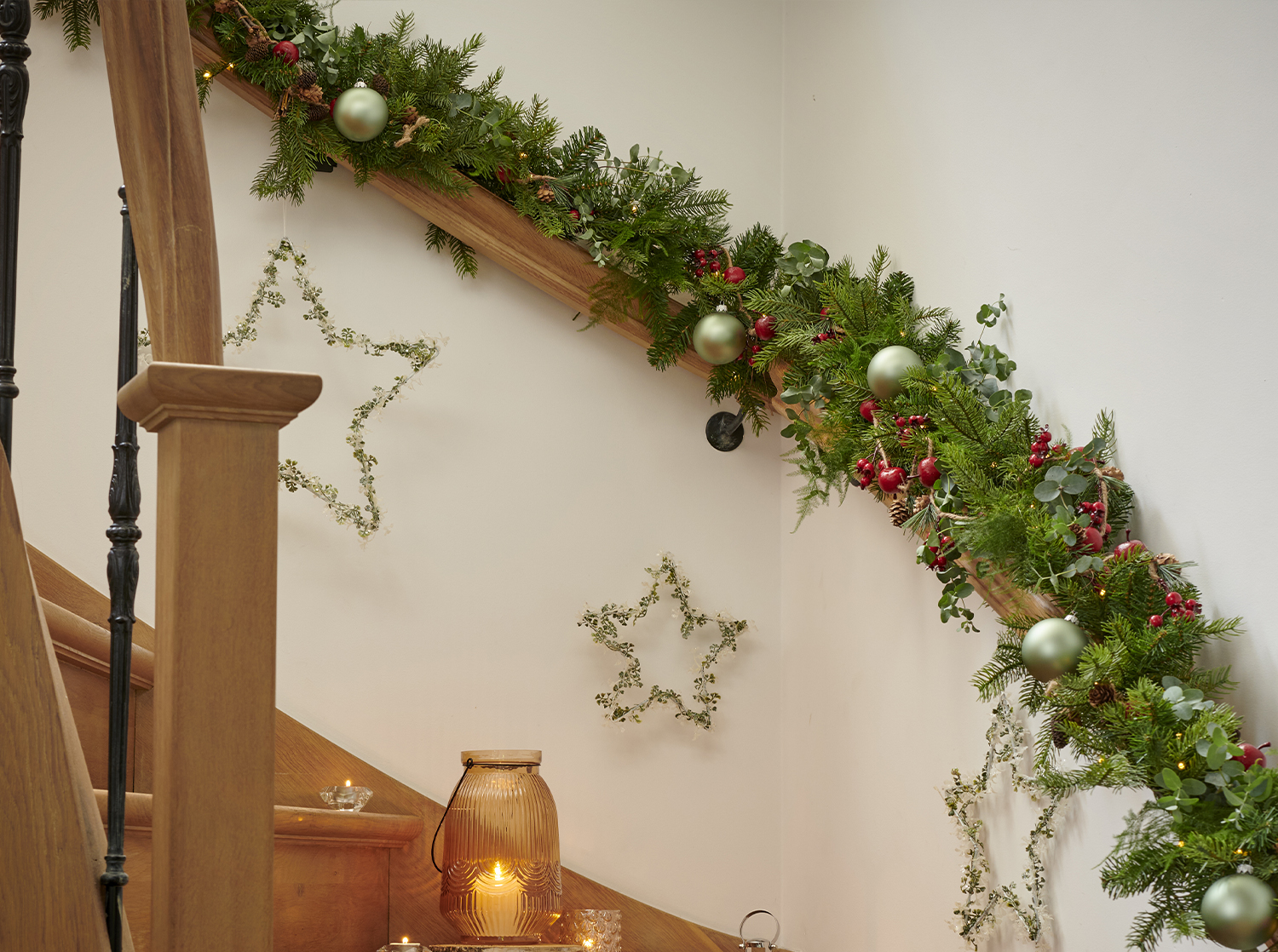 3 Ways to Decorate a Garland